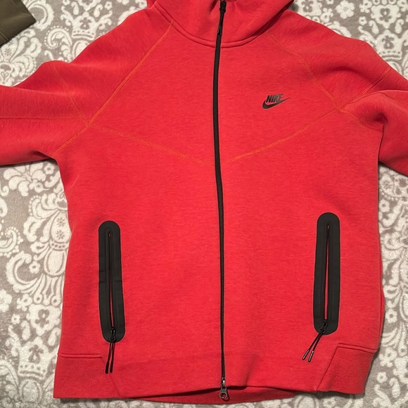 Red nike tech